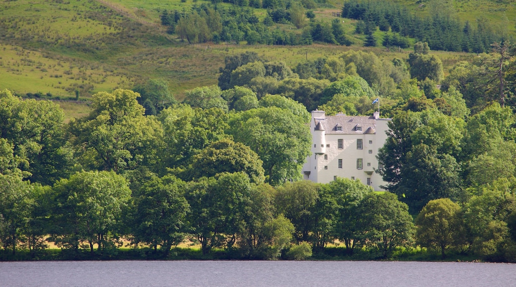 Loch Earn que incluye un lago o abrevadero y bosques