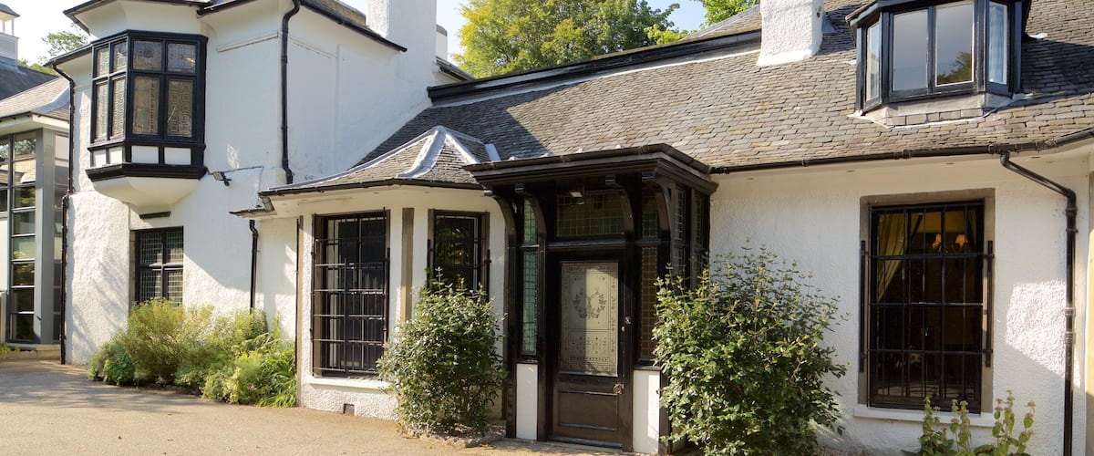 Gordon Highlanders Museum showing street scenes and a house