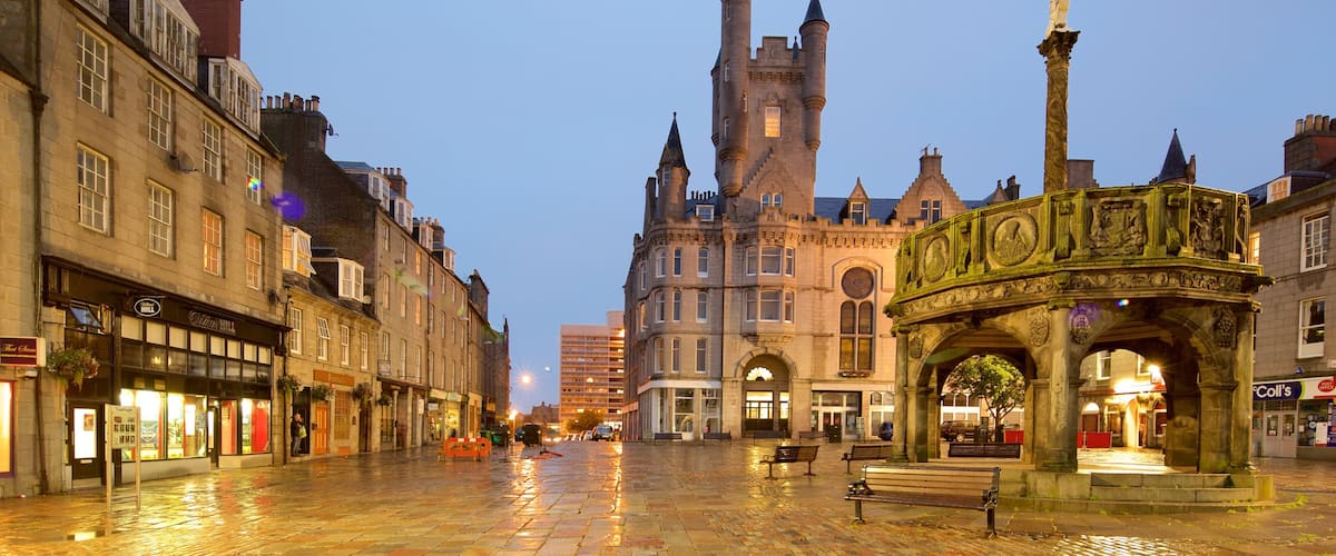 Aberdeen ofreciendo una ciudad, un parque o plaza y escenas nocturnas