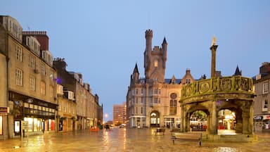 Aberdeen mettant en vedette ville, scènes de nuit et square ou place