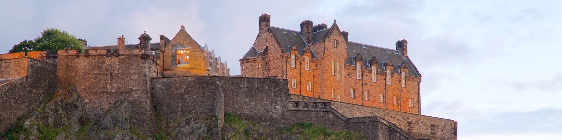 Schloss Edinburgh welches beinhaltet Palast oder Schloss und Geschichtliches