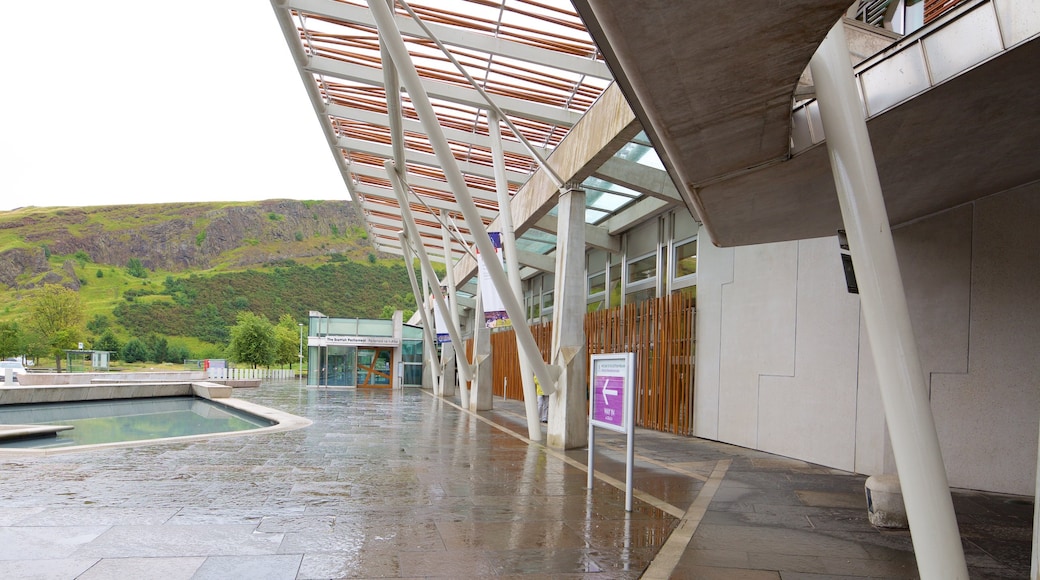 Scottish Parliament som viser svømmebasseng og gatescener