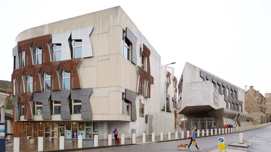 Scottish Parliament og byder på gadeliv
