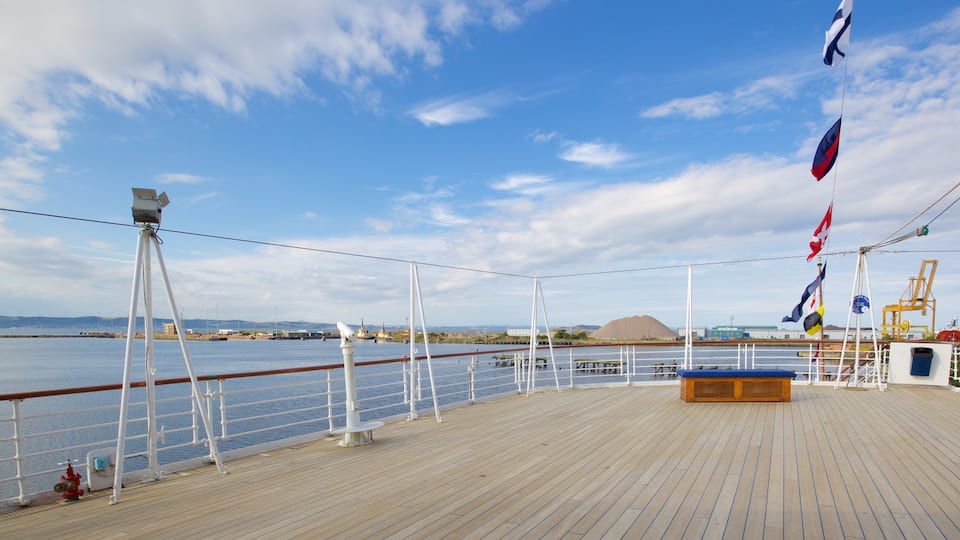 Royal Yacht Britannia mettant en vedette vues littorales et navigation