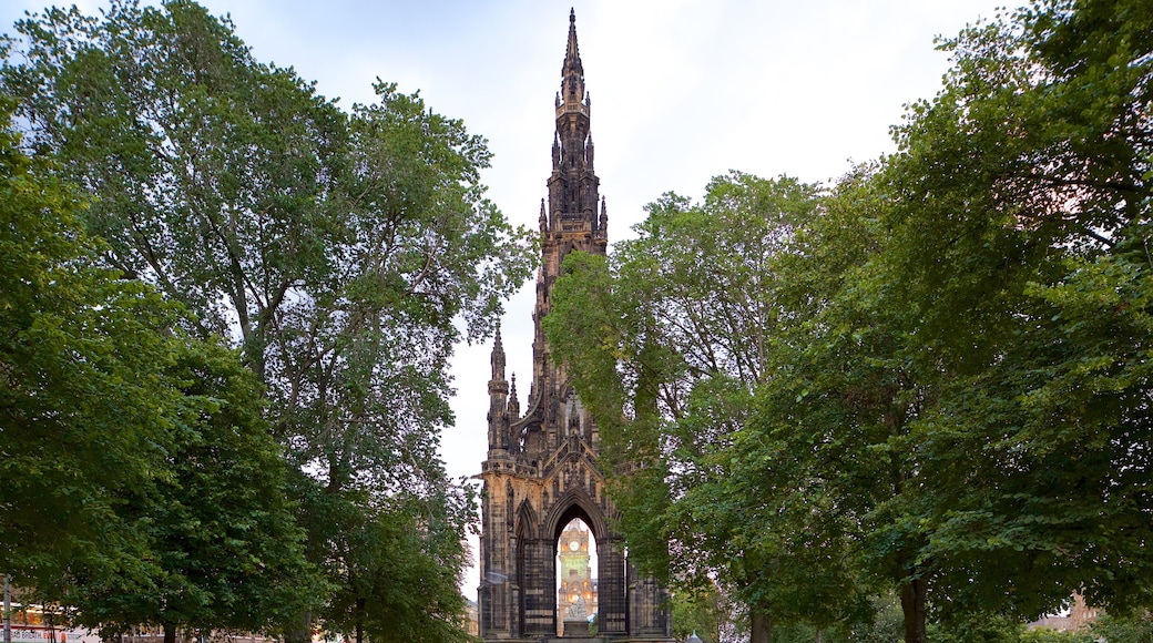 Jardines de Princes Street que incluye un parque y elementos del patrimonio