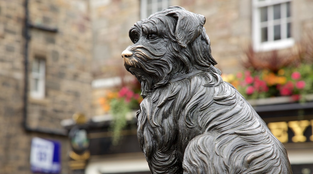 Estatua del perro Greyfriar\'s Bobby mostrando arte al aire libre