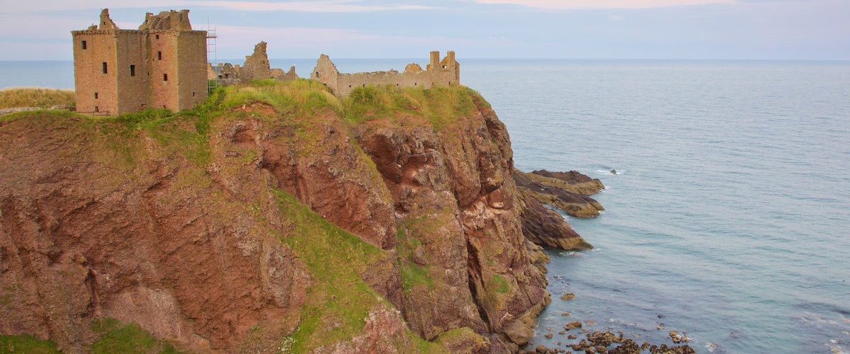 Castelo de Dunnottar mostrando um pequeno castelo ou palácio e paisagens litorâneas