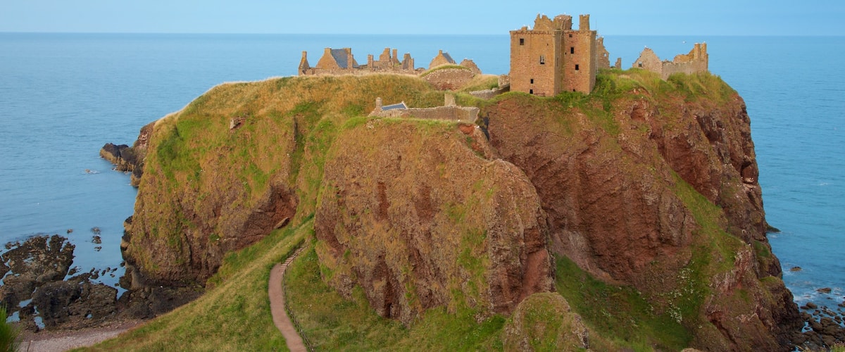 Dunnottar Castle showing general coastal views, heritage elements and farmland