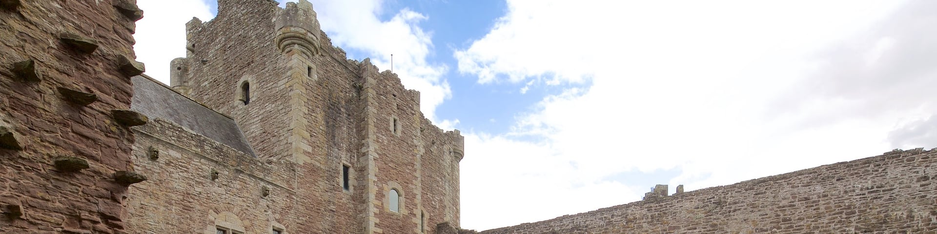 Doune Castle which includes heritage elements and chateau or palace