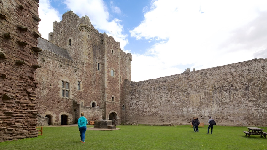 Doune Castle che include castello e oggetti d\'epoca