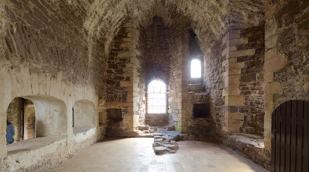 Doune Castle ofreciendo elementos patrimoniales, palacio y vistas de interior