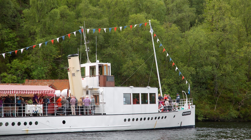 Loch Katrine mostrando uma balsa e canoagem