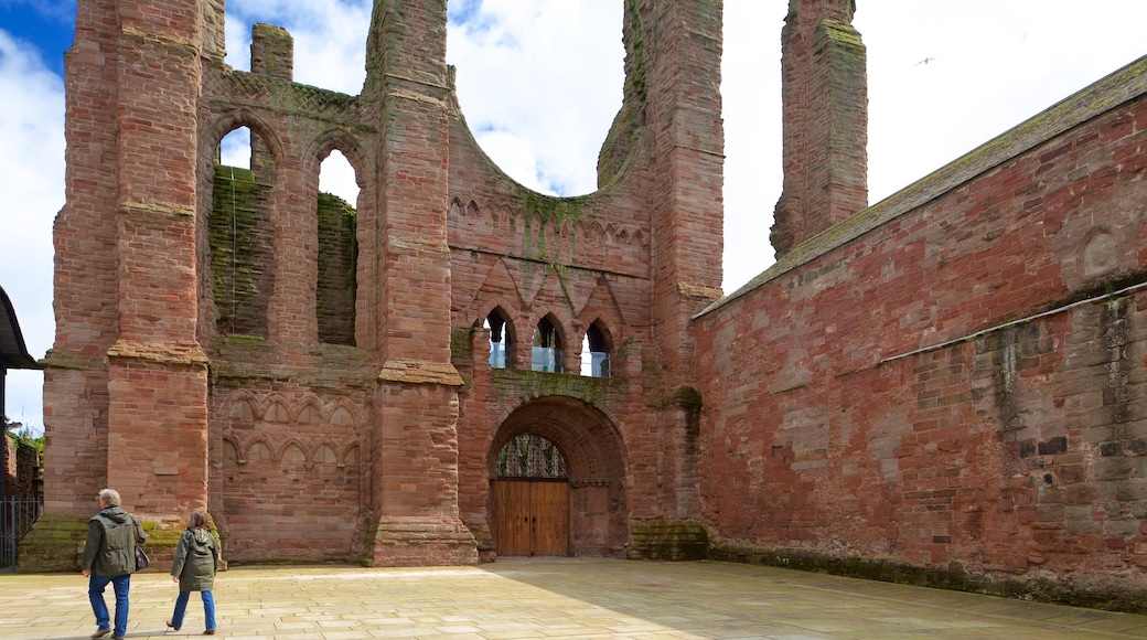 Arbroath Abbey mostrando patrimonio de arquitectura y elementos del patrimonio y también un pequeño grupo de personas