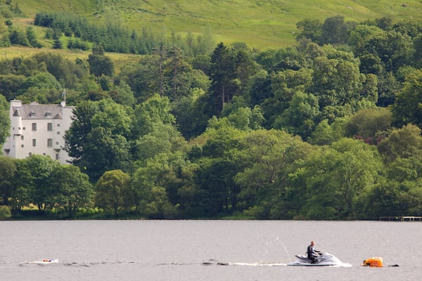 Loch Earn mit einem Jetskifahren und See oder Wasserstelle