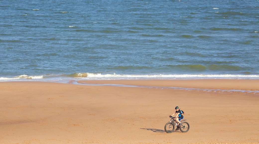 Balmedie Country Park mit einem Fahrradfahren, allgemeine Küstenansicht und Strand