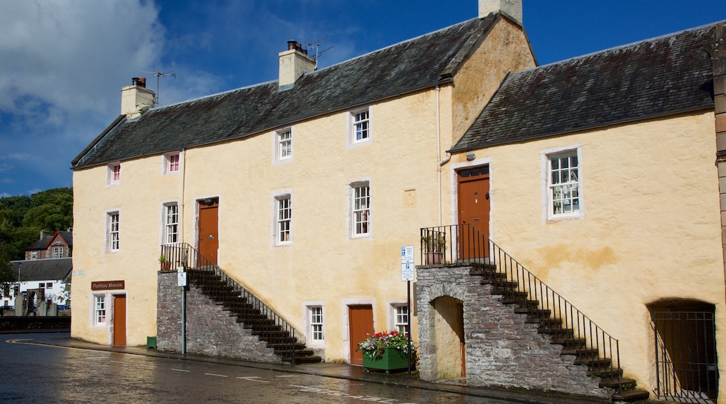 Dunblane Museum ofreciendo escenas cotidianas y una casa