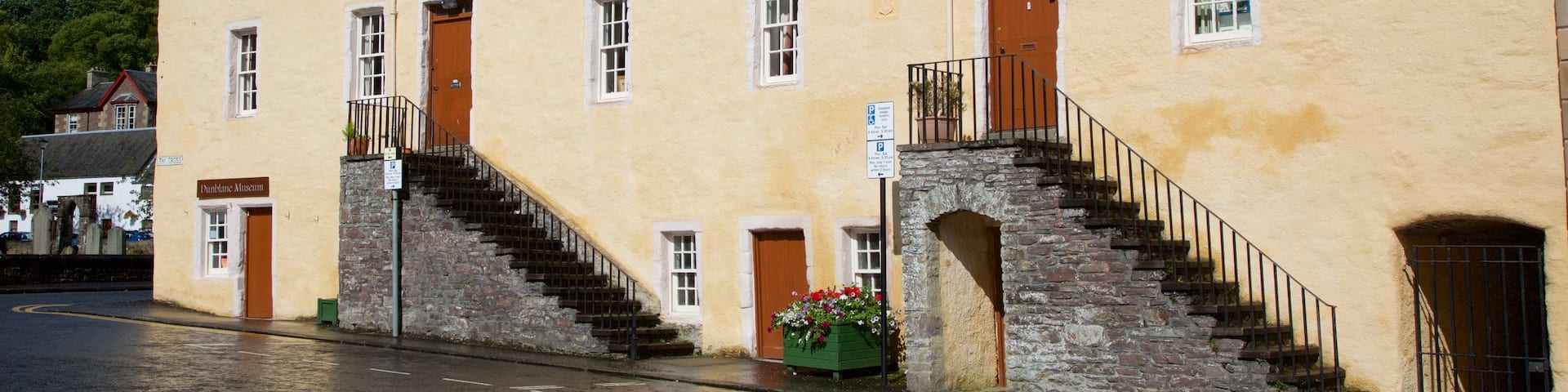 Dunblane Museum featuring a house and street scenes