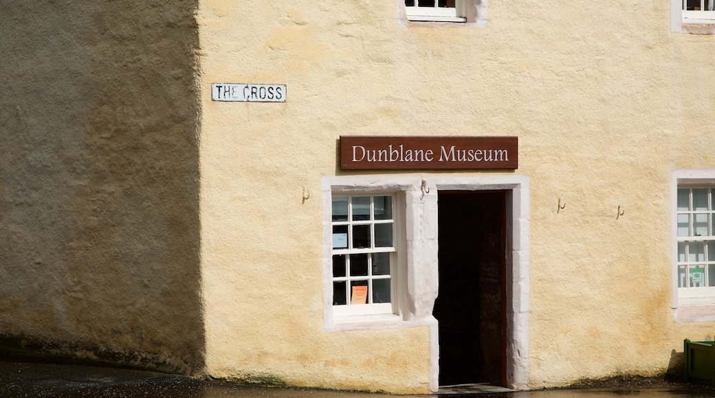 Dunblane Museum mit einem Beschilderung und Straßenszenen