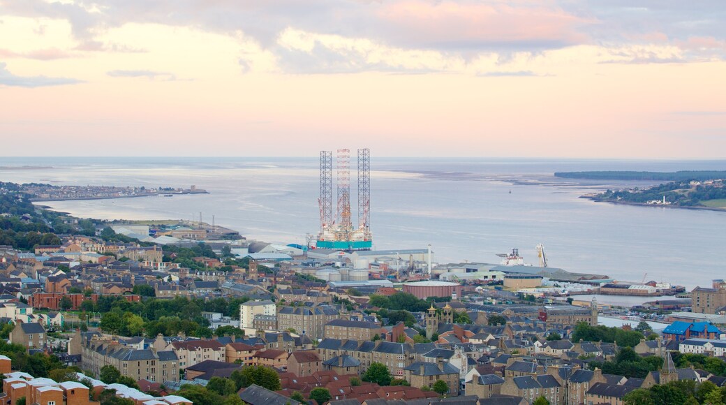 Dundee Law presenterar en stad, landskap och kustutsikter