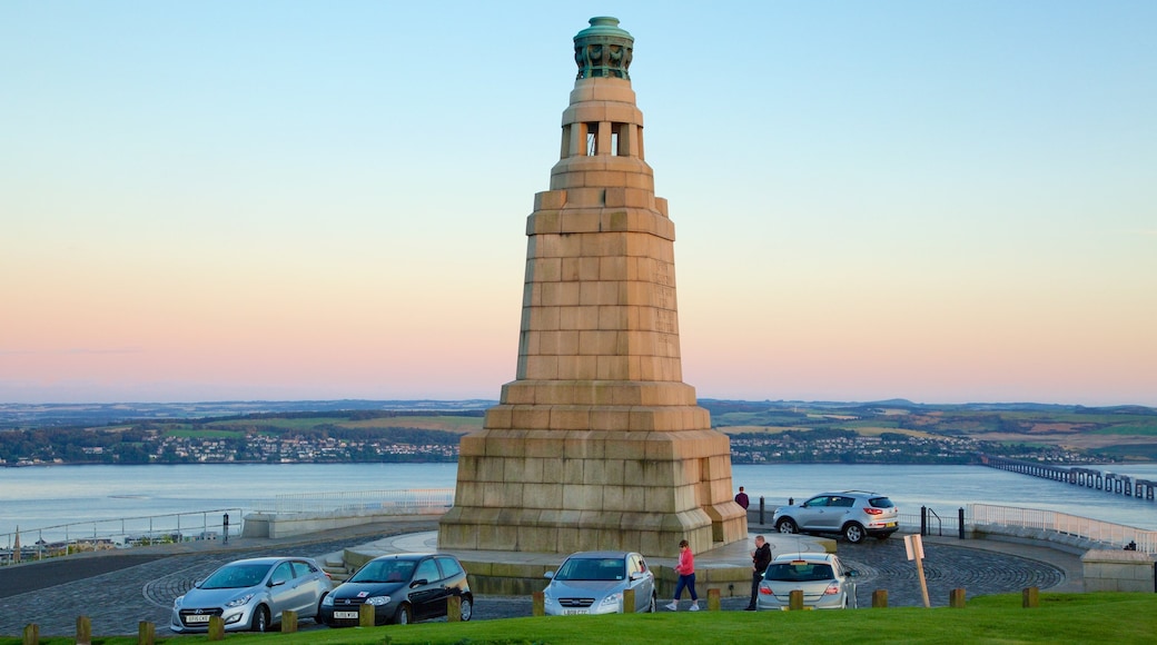 Dundee Law ofreciendo un monumento y un atardecer