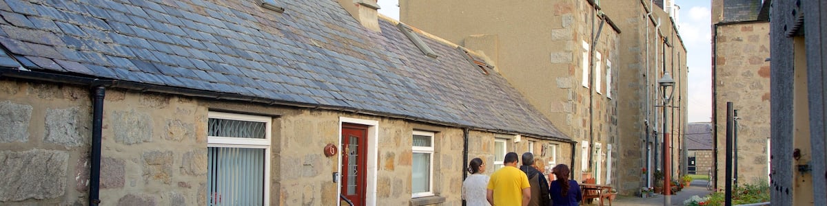 Aberdeen welches beinhaltet Straßenszenen sowie kleine Menschengruppe