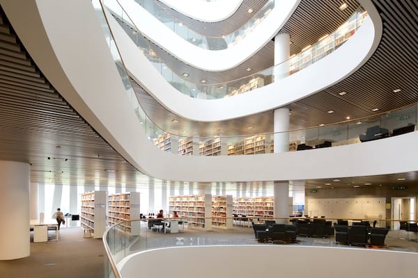 Aberdeen mettant en vedette vues intérieures et architecture moderne