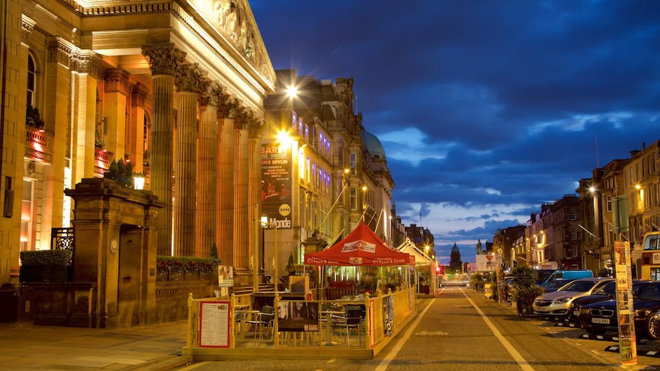 Edimburgo ofreciendo arquitectura patrimonial y escenas de noche
