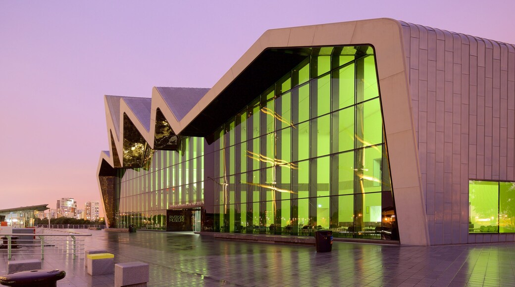 Glasgow toont moderne architectuur en een zonsondergang