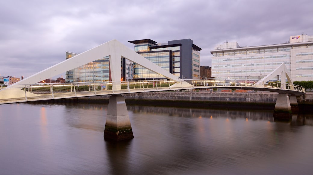 Glasgow mit einem Sonnenuntergang, Fluss oder Bach und Brücke