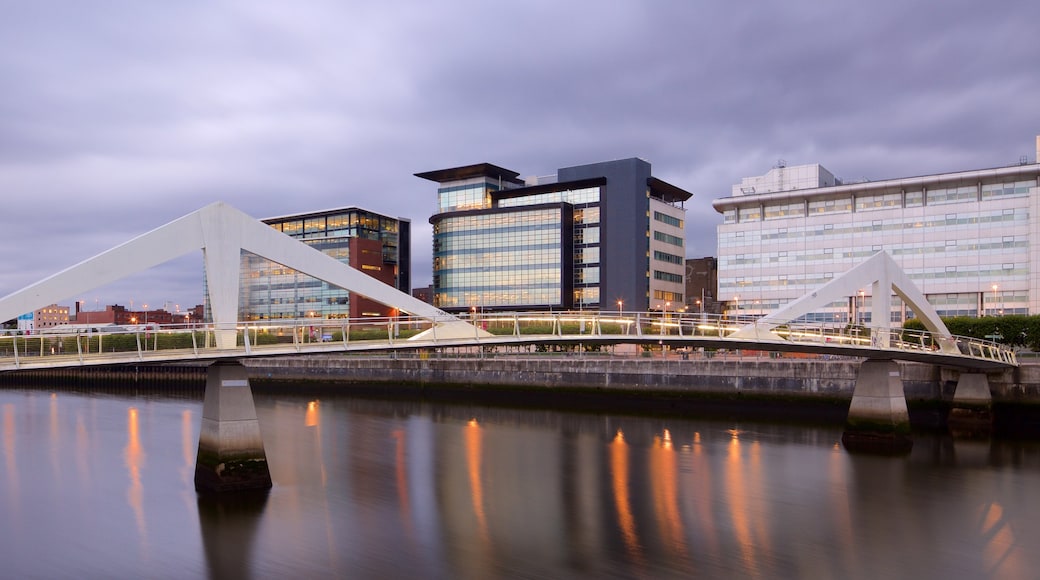 Glasgow das einen Brücke, bei Nacht und Fluss oder Bach