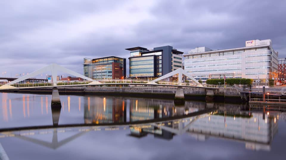 Glasgow mostrando escenas nocturnas, un río o arroyo y un puente