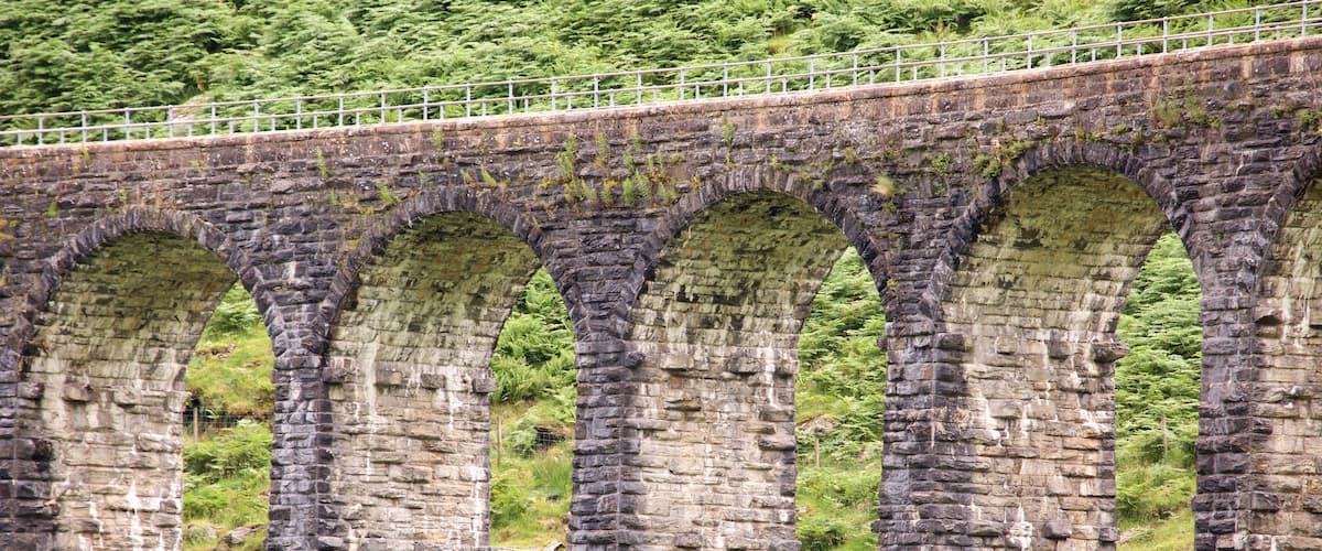 Lochearnhead mostrando elementos patrimoniales, un puente y tierra de cultivo