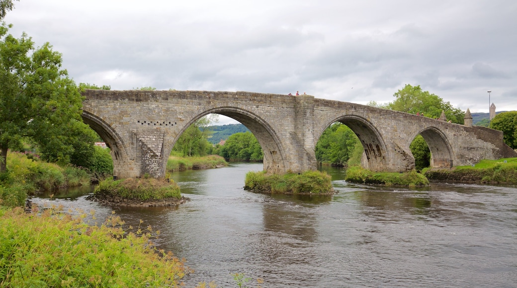 Stirling inclusief een rivier of beek en een brug