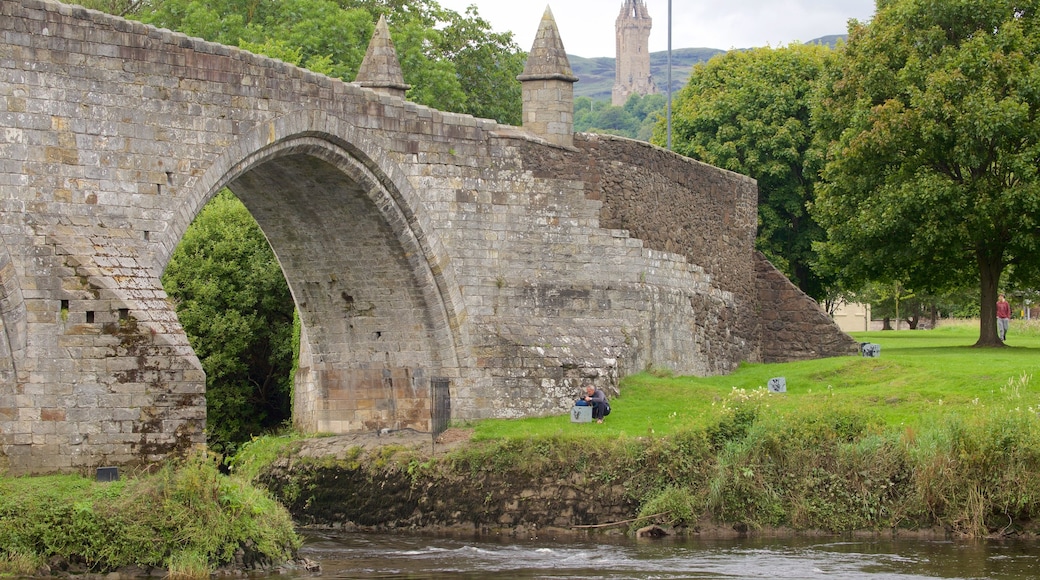 Stirling inclusief een brug en een rivier of beek