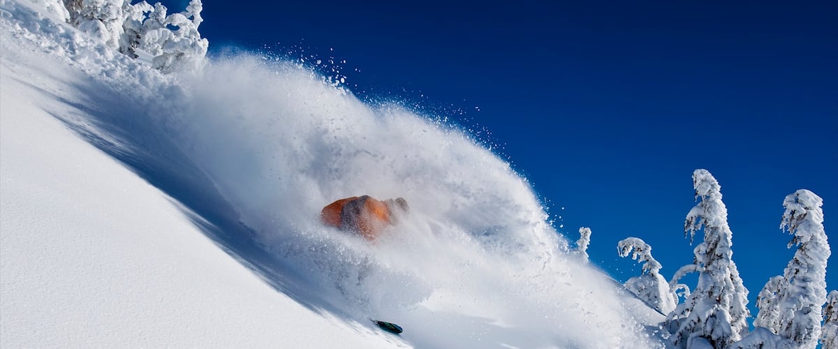 California Central Interior ofreciendo nieve, snowboard y montañas