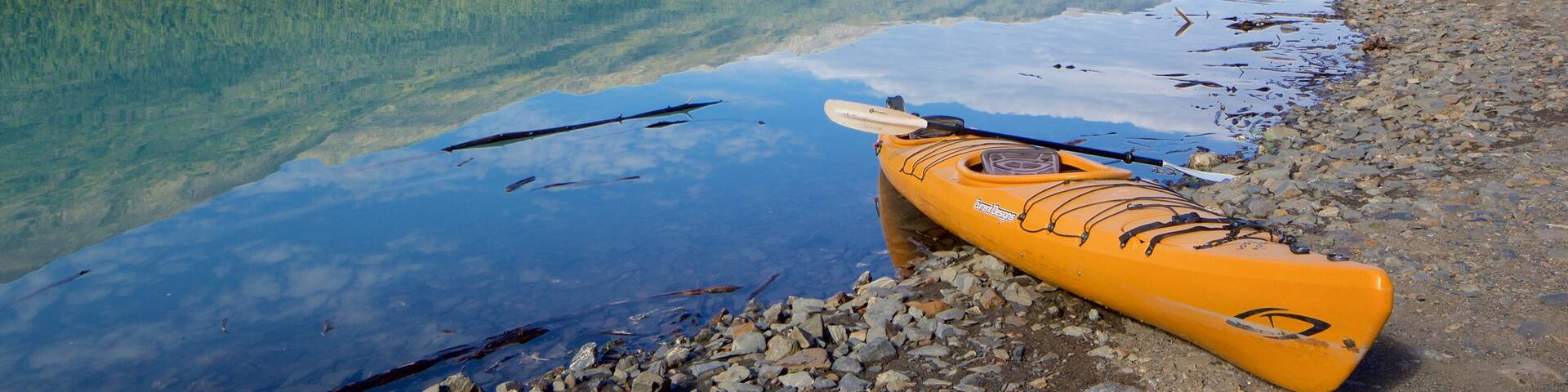 Lac Eklutna montrant kayak ou canoë et lac ou étang