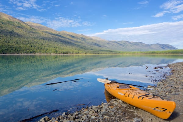 Lac Eklutna montrant kayak ou canoë et lac ou étang