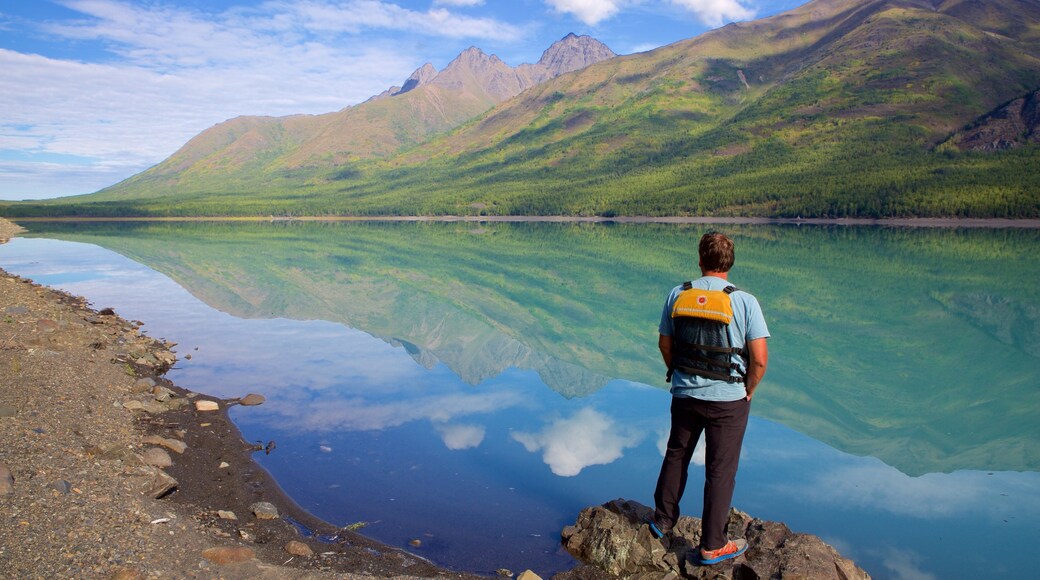 Lago Eklutna ofreciendo un lago o abrevadero y también un hombre