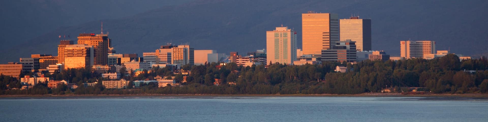 Point Woronzof Park que incluye una ciudad, vistas generales de la costa y una puesta de sol