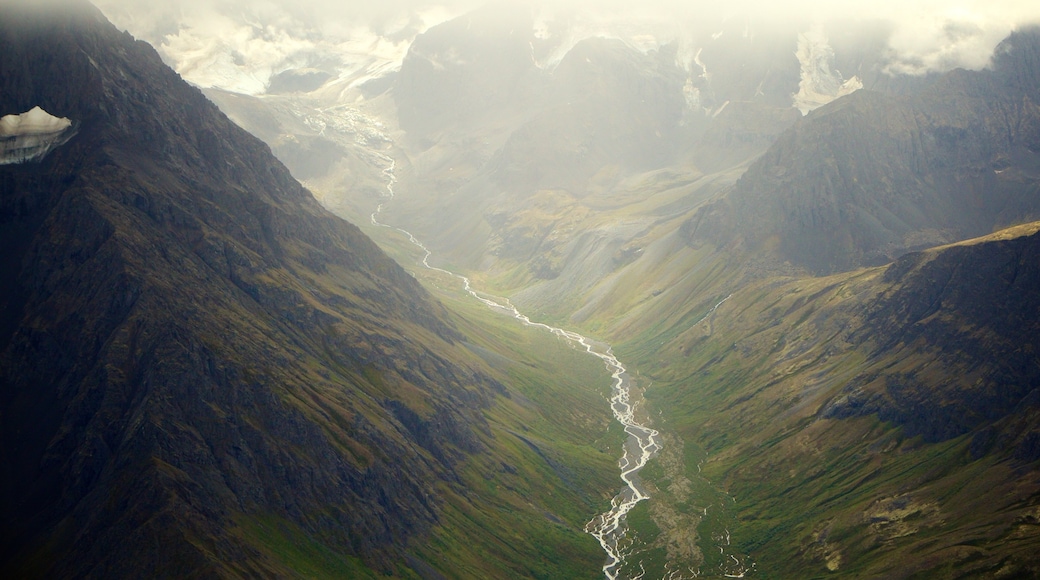 Parque estatal Chugach que incluye un río o arroyo, un barranco o cañón y montañas