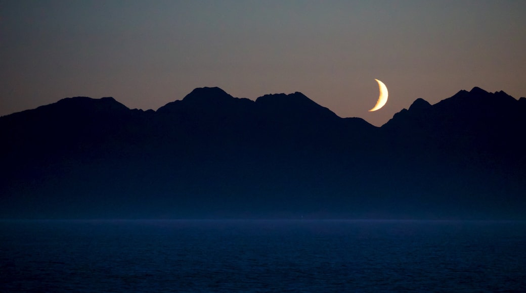 Alaska mettant en vedette scènes de nuit et montagnes