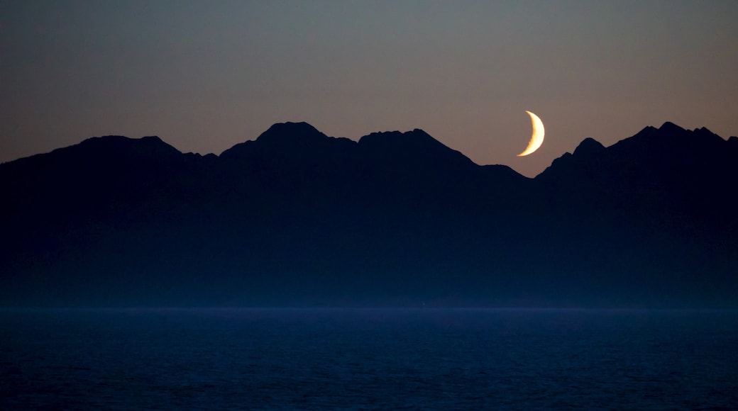 Alaska das einen Berge und bei Nacht