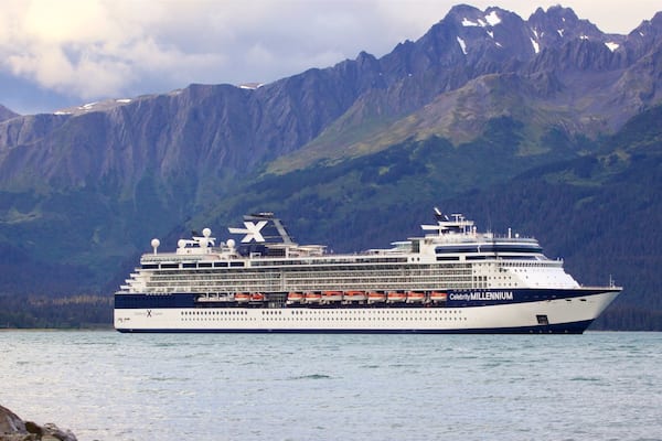 Seward mit einem Berge, Bootfahren und allgemeine KĂŒstenansicht