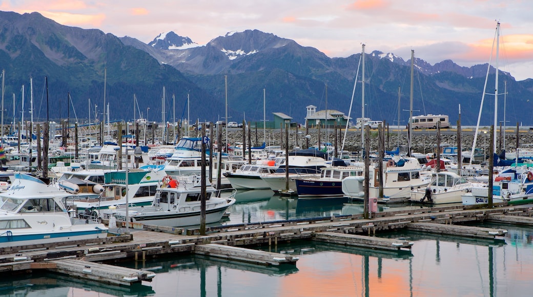 Seward que incluye un club náutico, botes y velero