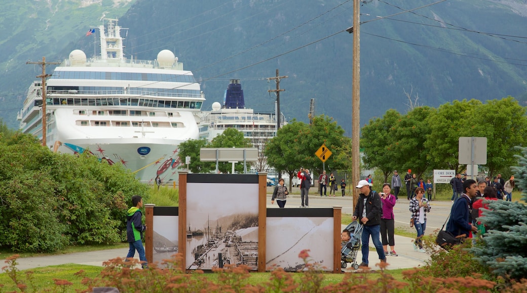 Skagway que incluye un jardín y también un gran grupo de personas