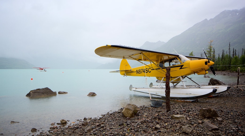 Parque Nacional y Reserva del Lago Clark ofreciendo un lago o abrevadero