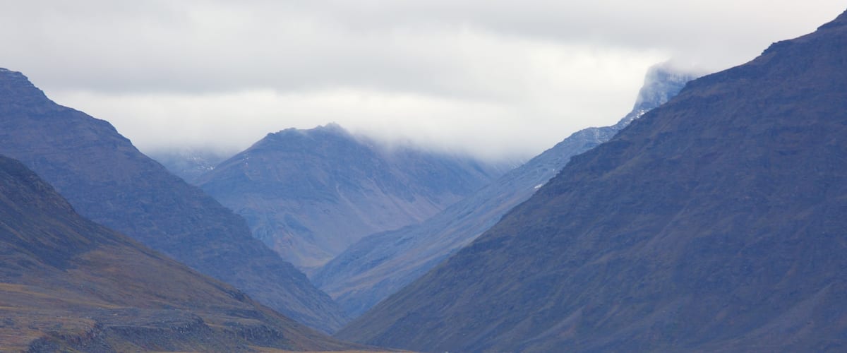Gates of the Arctic National Park toont bergen, vredige uitzichten en mist of nevel