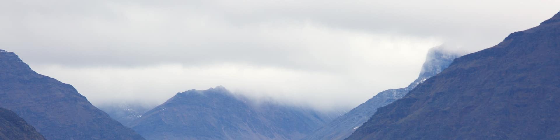 Parc national et réserve Gates of the Arctic qui includes brume ou brouillard, montagnes et scÚnes tranquilles