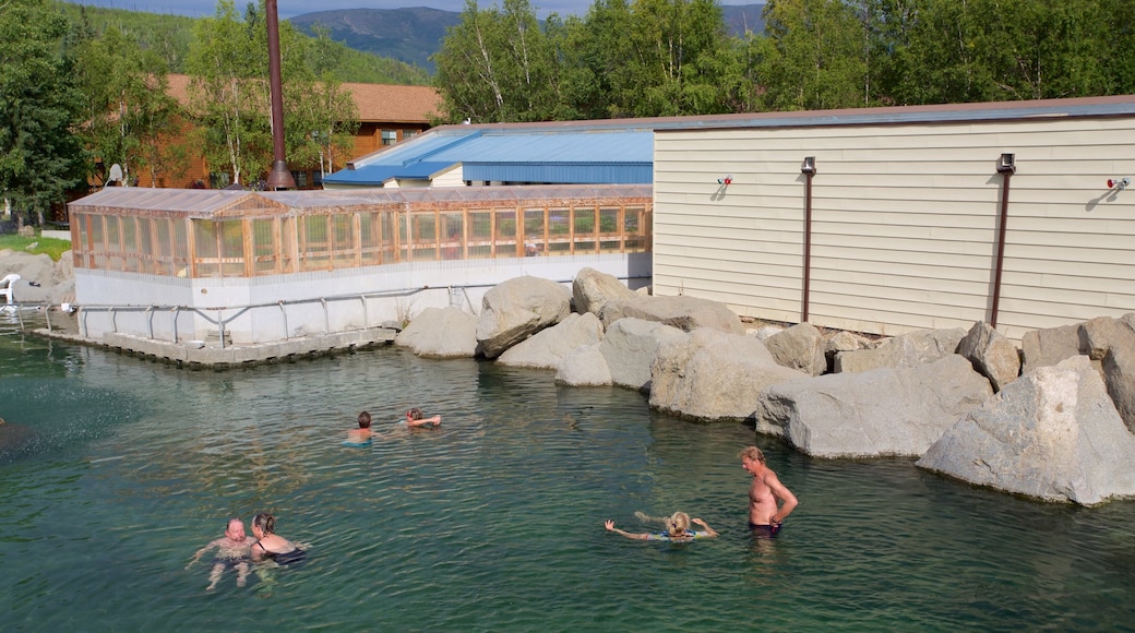 Chena Hot Springs som inkluderar en pool såväl som en liten grupp av människor