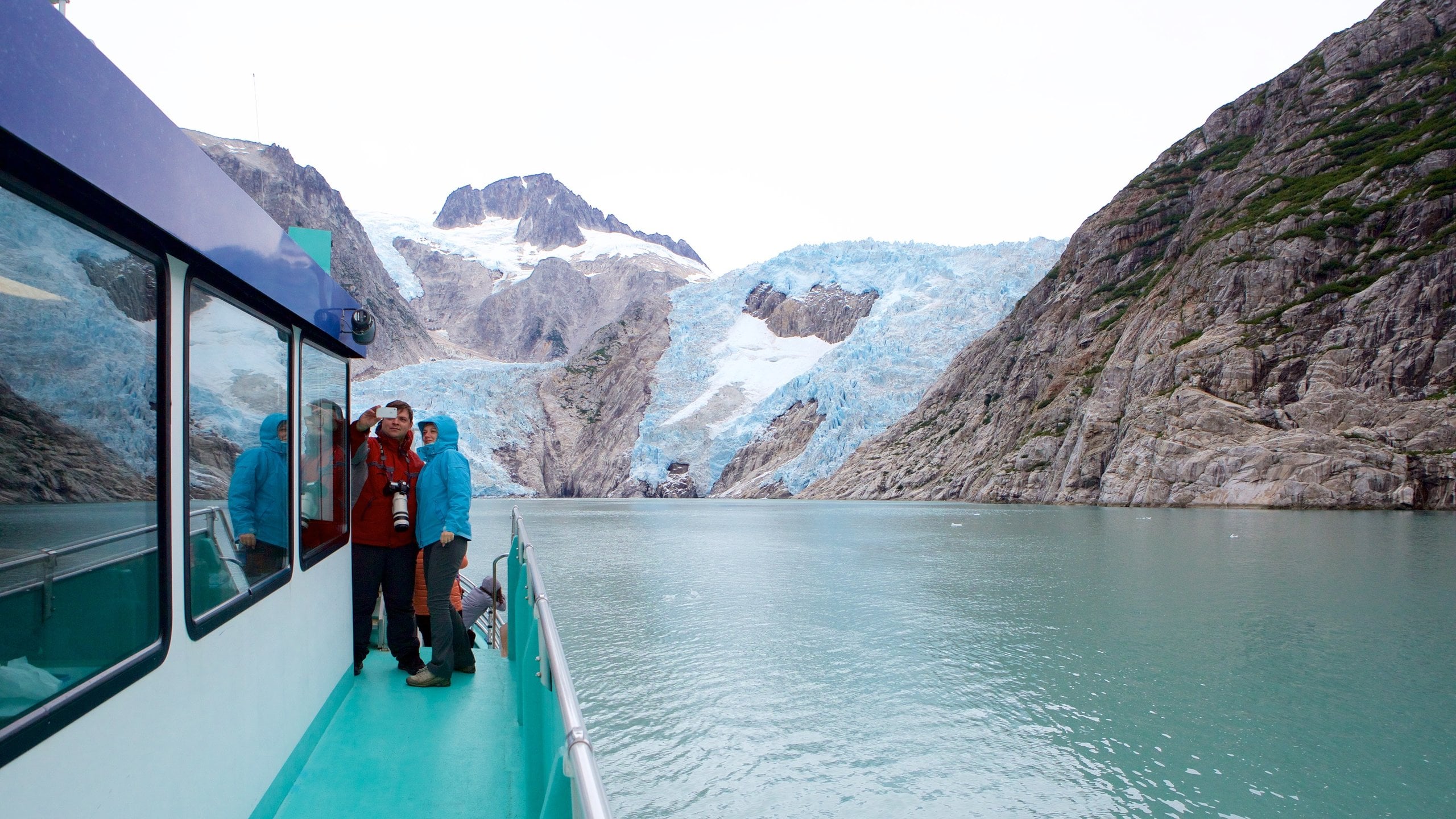 Kenai Fjords National Park ofreciendo vistas generales de la costa y también una pareja